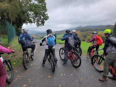 Gruppe Mountainbiker blicken in den Odenwald