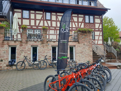 E-Moutainbikes vor Lammershof im Odenwald