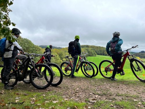 Gruppe Mountainbiker genießen Aussicht auf Wiesen