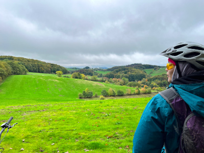 Mountainbikerin genießt  Aussicht