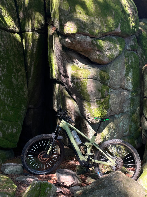 Höhle am Wildeleutestein auf dem Eichelberg mit Mountainbike im Vordergrund
