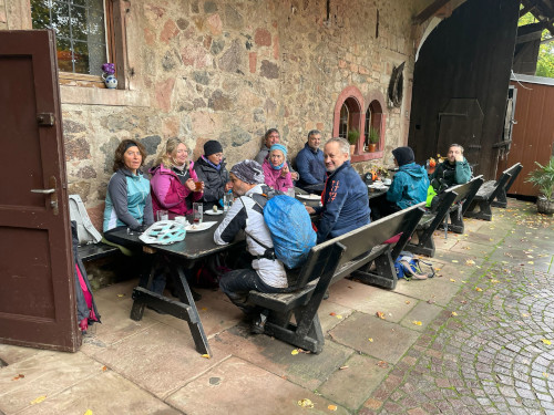 Tour-Gruppe sitz am Tisch im Lindenhof