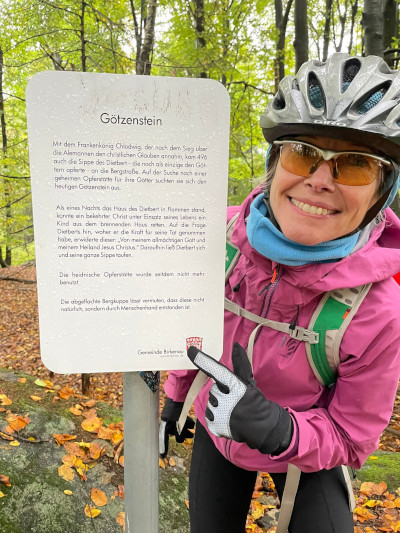 Mountainbikerin deutet auf Tafel