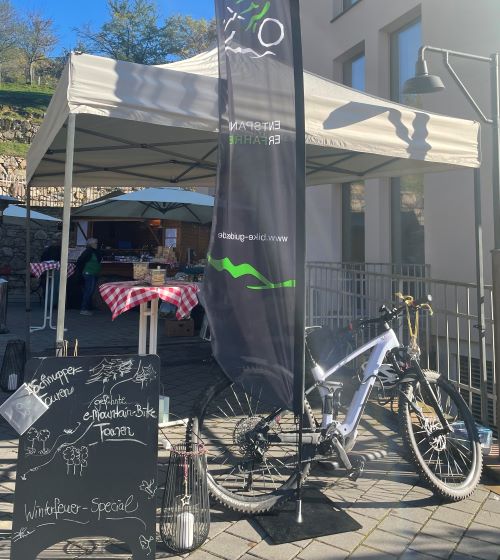 Infostand über geführte Mountainbike-Touren