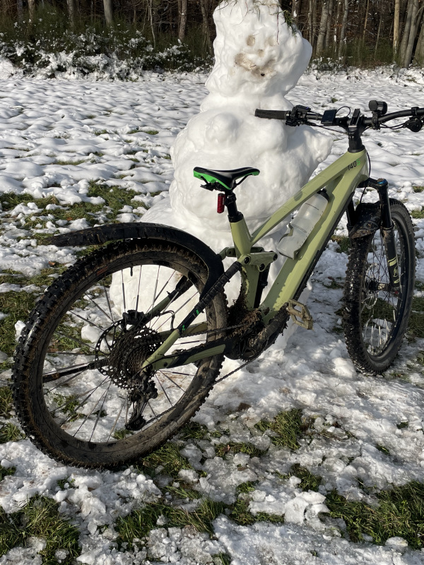 E-Mountainbike mit Schneemann