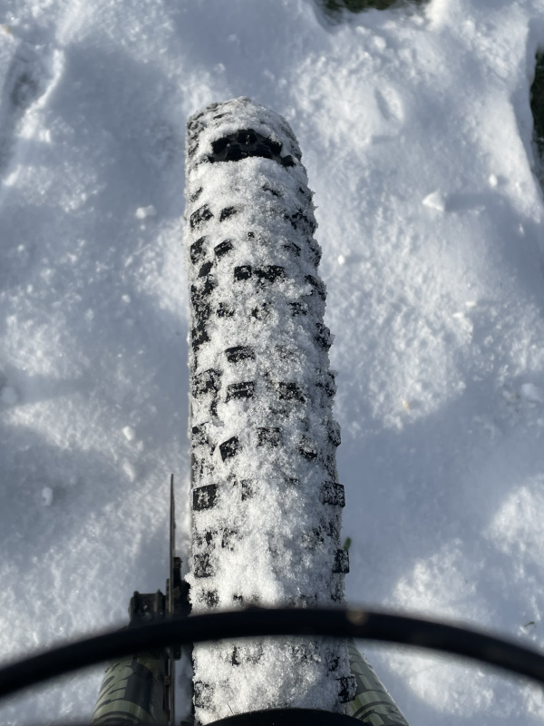 Reifen E-Mountainbike im Schnee