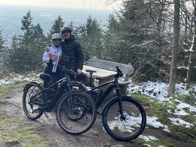 Zwei Montainbiker vor Aussicht auf Rheinebene. Geiersberg im Odenwald