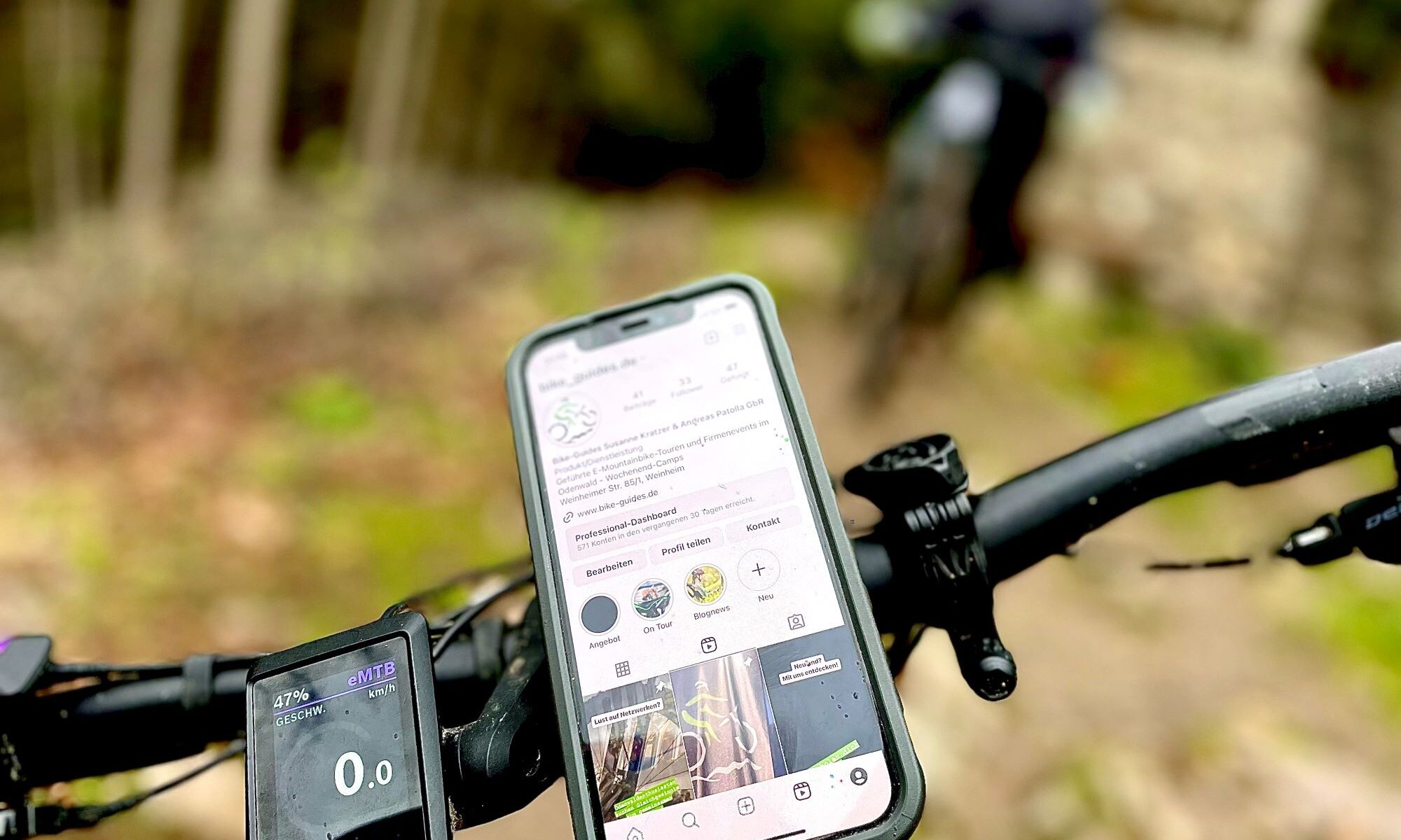 Mountainbike mit Smartphone und Instagram auf dem Screen