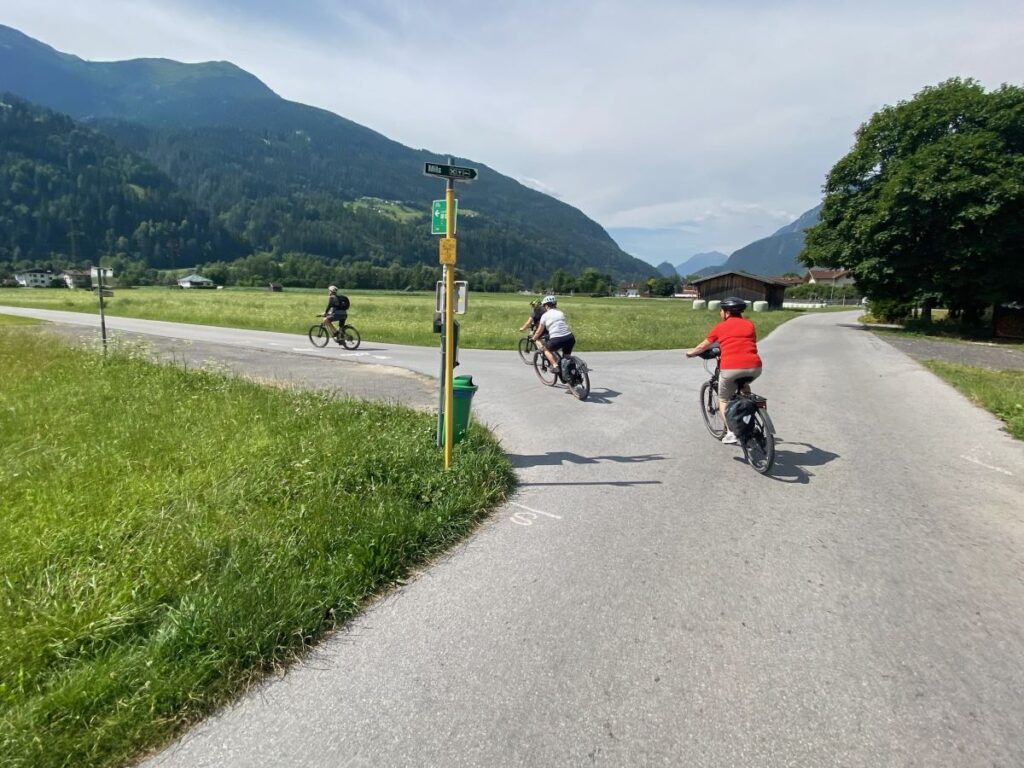 Gruppe Radfahrer biegt auf Nebenstraße ab