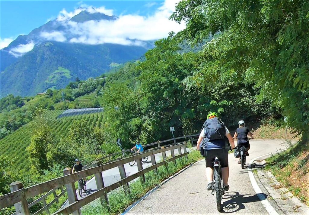 Gruppe Fahrradfahrer auf steilem Radweg Richtung Meran