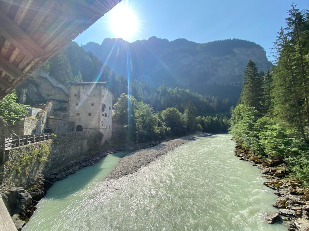 Blick auf Altfinstermünz und Inn vor Bergpanorama