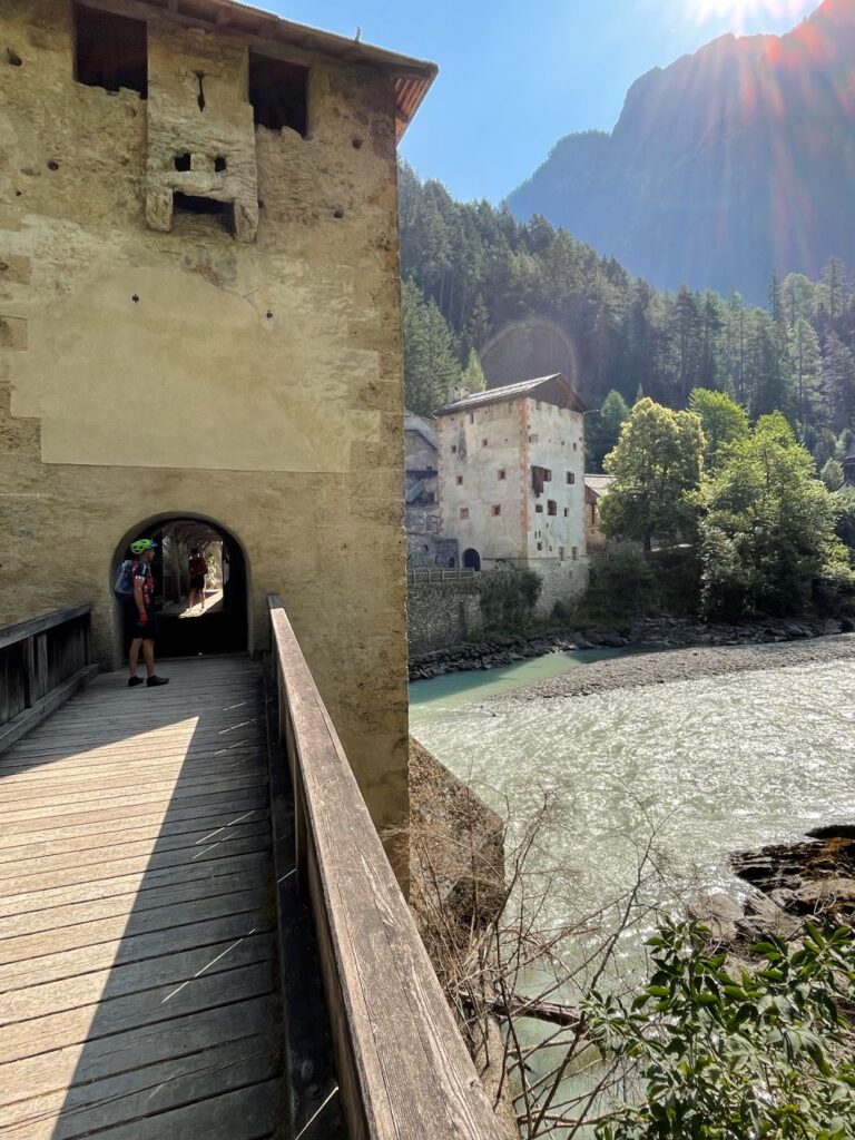 Sicht von der Brücke zur Altfintermünz auf den Inn