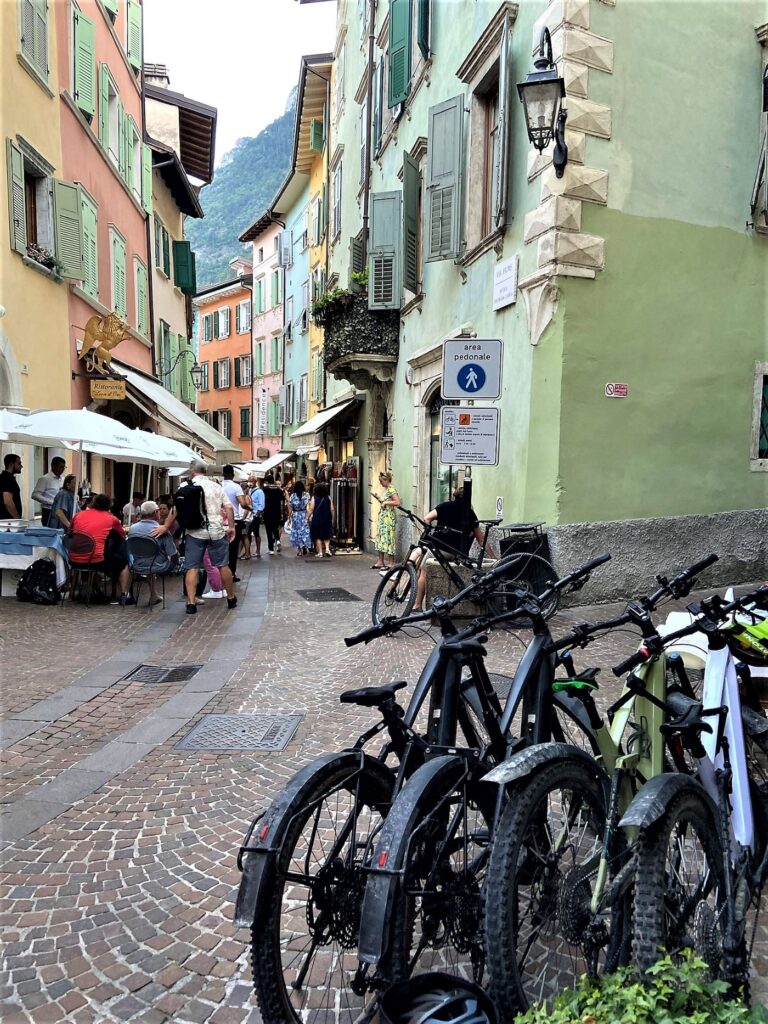 Fahrräder parken vor einem Rseaturant in den Gassen der Altstadt von Riva del Garda