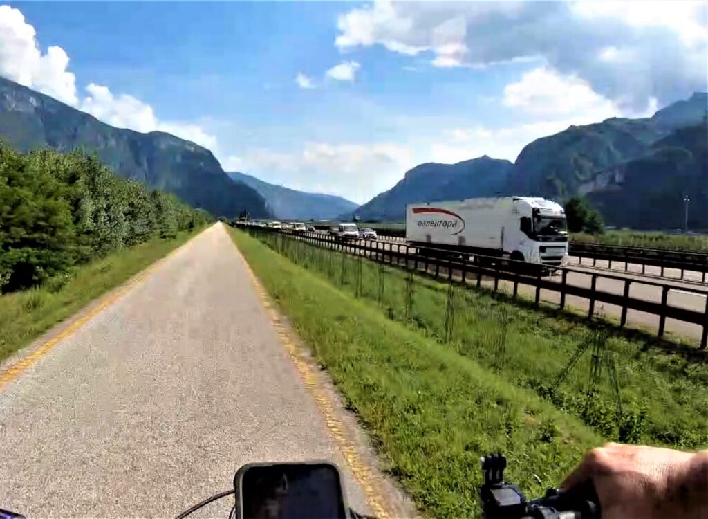 Radweg neben der Autobahn