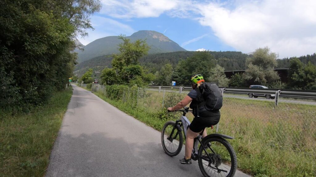 Radfahrerin auf Radweg neben der Inntalautobahn