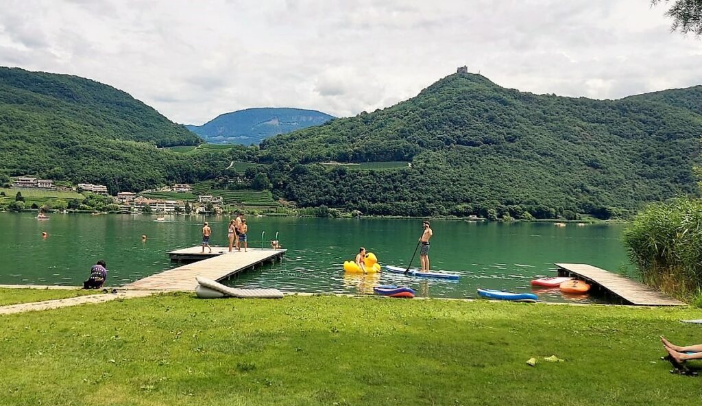 Badestrand mit Steg am Kalterer See