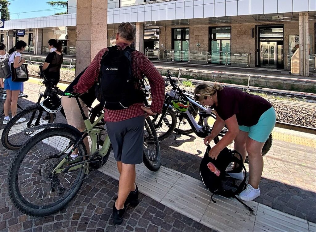 Bahnsteig Rovereto mit Fahrrädern - warten auf Zug zum Rücktransport nach der Tour