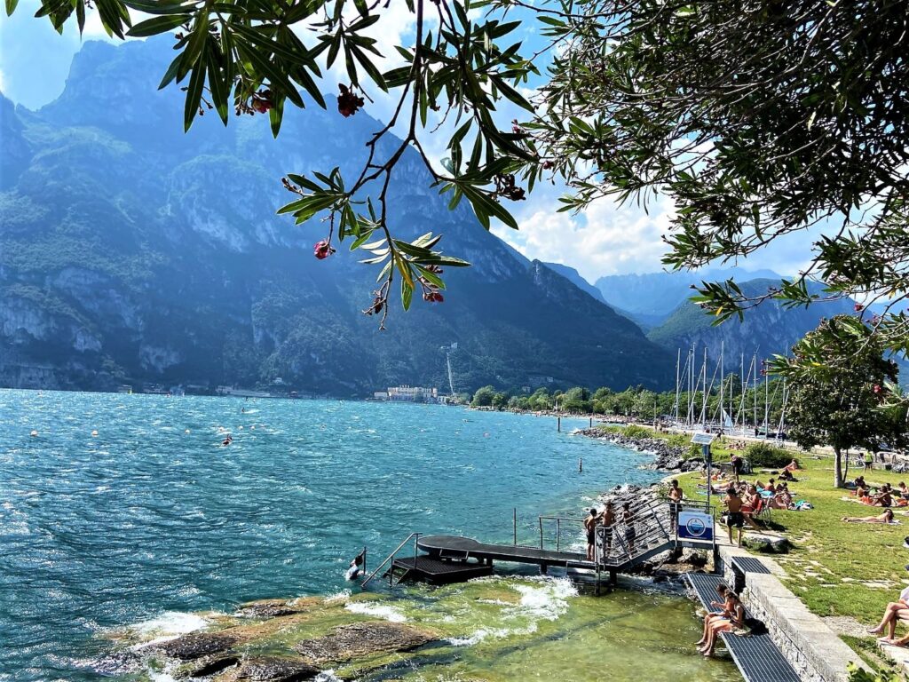 Ufer des Gardasees in Riva mit Berg im Hintergrund