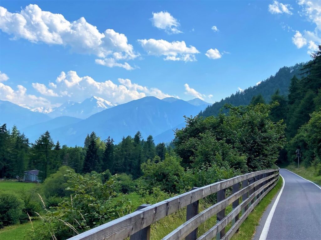 Radweg bei Mals in Südtirol