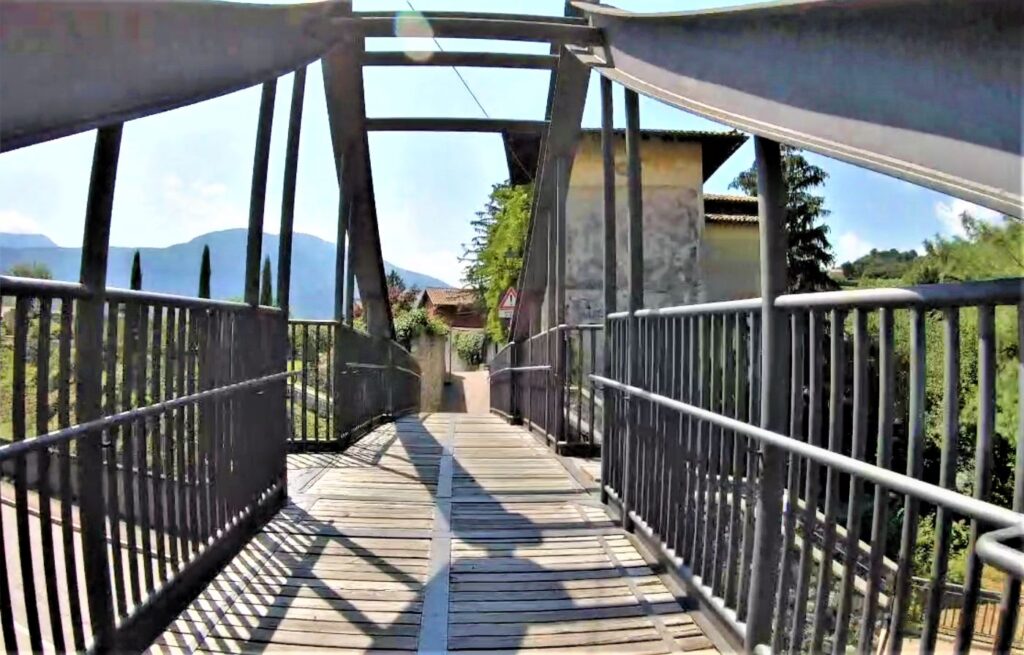Kleine Brücke für Radfahrer in einer Gasse in Rovereto