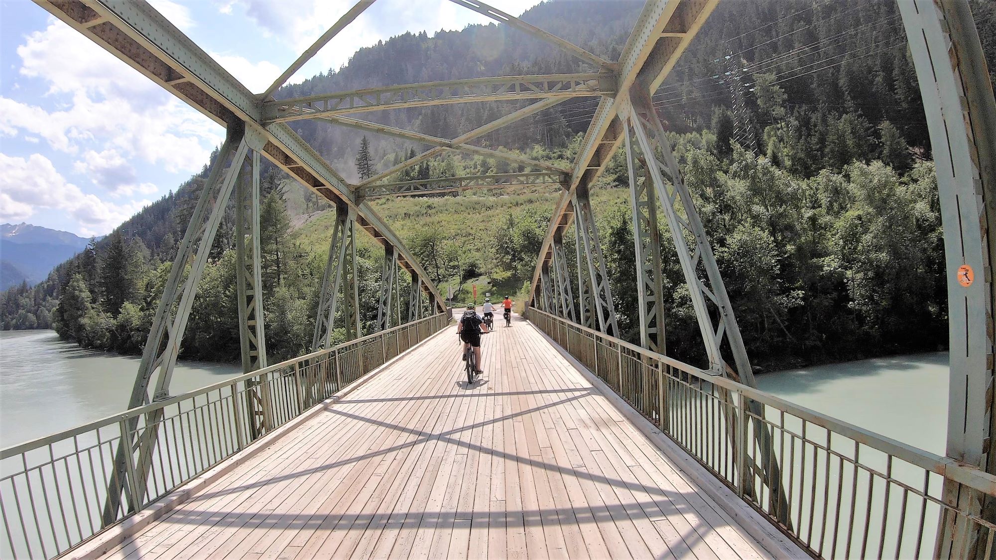 Gruppe Radfahrer auf Brücke über den Inn bei Landeck