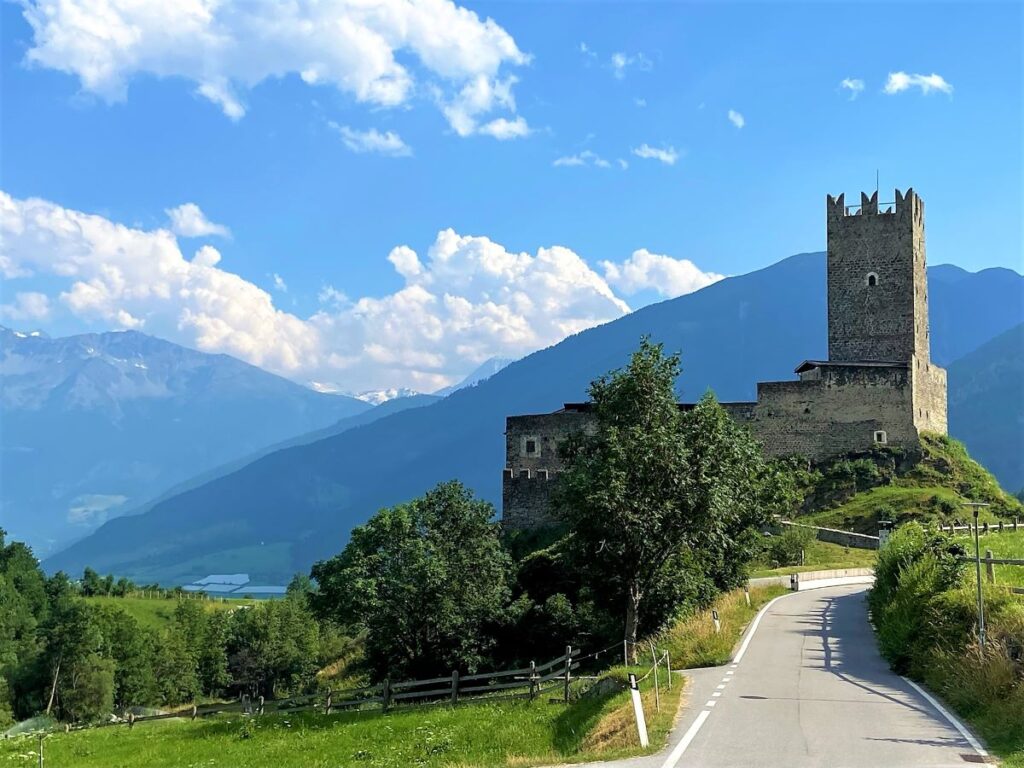 Burg auf dem Radweg zwischen Glurns und Laas