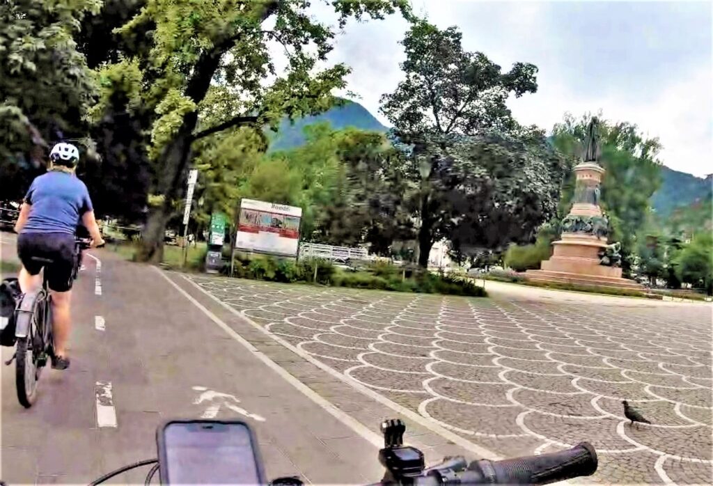 Fahrradfahrerin vor Platz in Trento