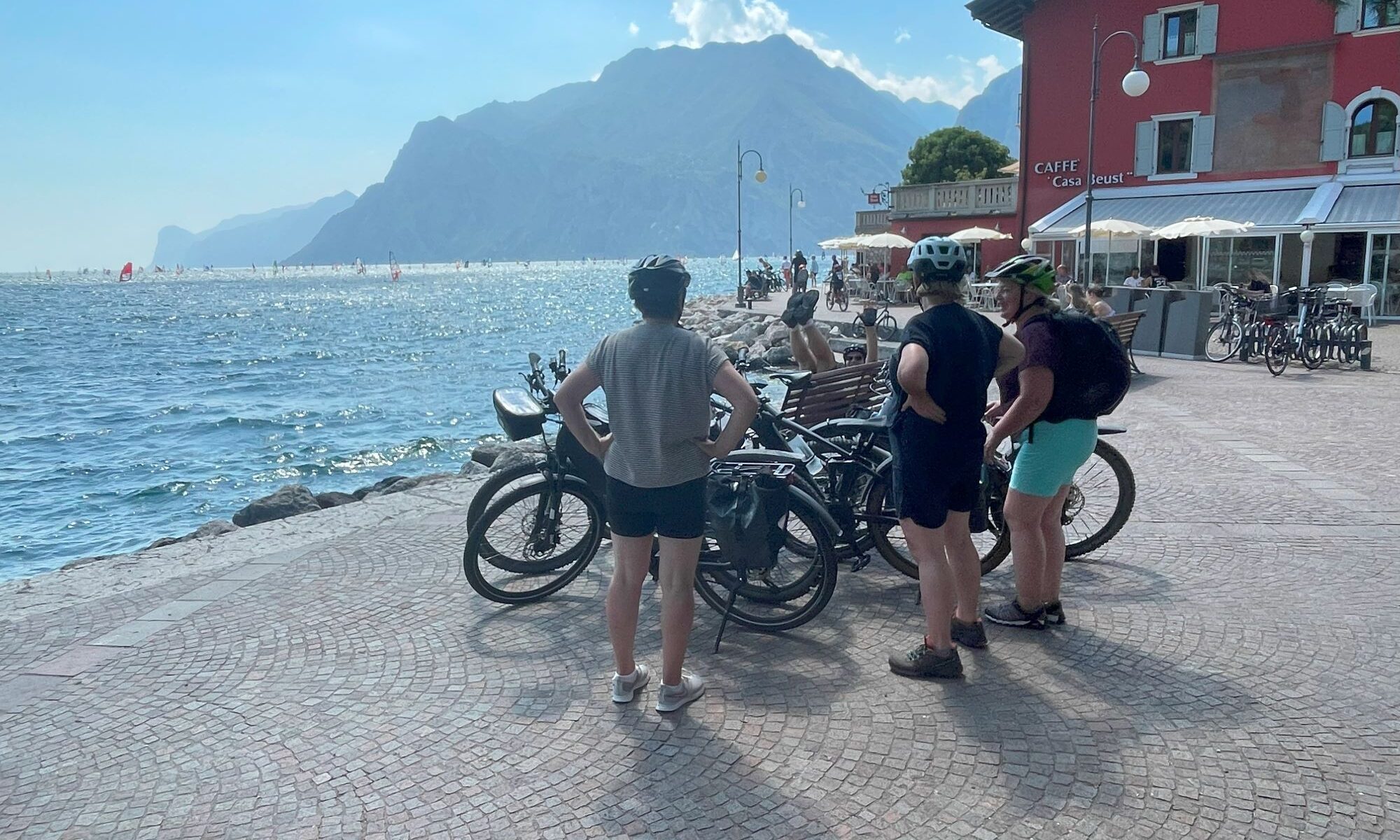 Ankunft einer Gruppe Radfahrer in Torbole am Gardasee