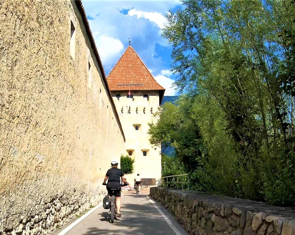 Stadtmauer von Glurns mit Radfahrerin
