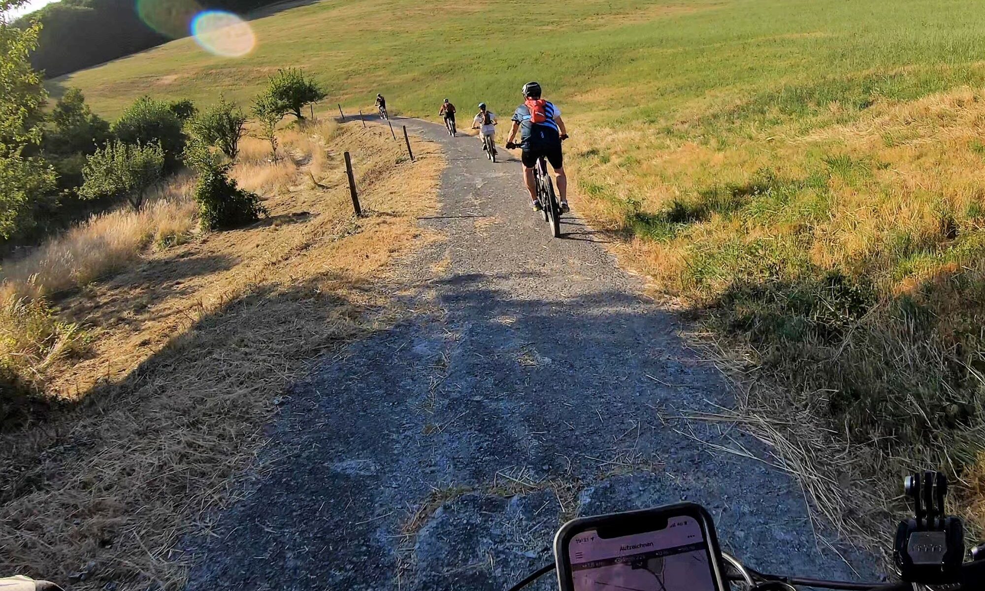 Gruppe Mountainbiker auf einer Abfahrt im Odenwald
