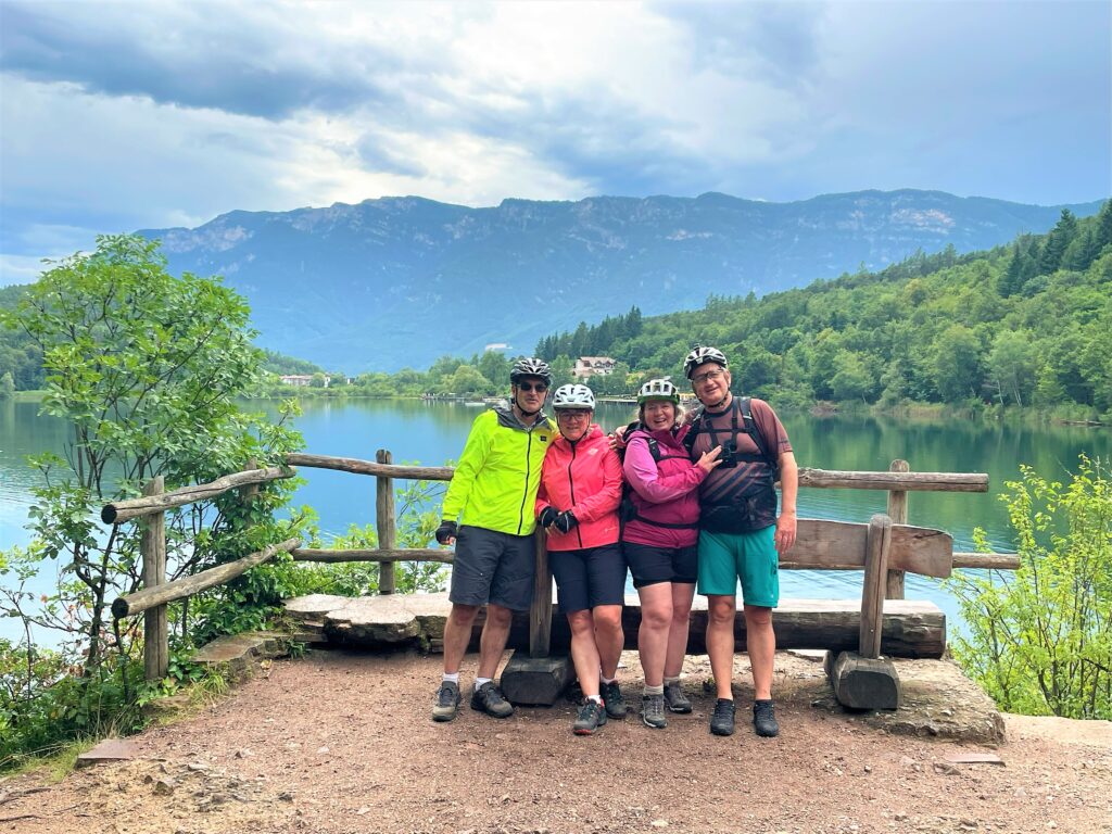 Gruppe Fahrradfahrer vor Montiggler See