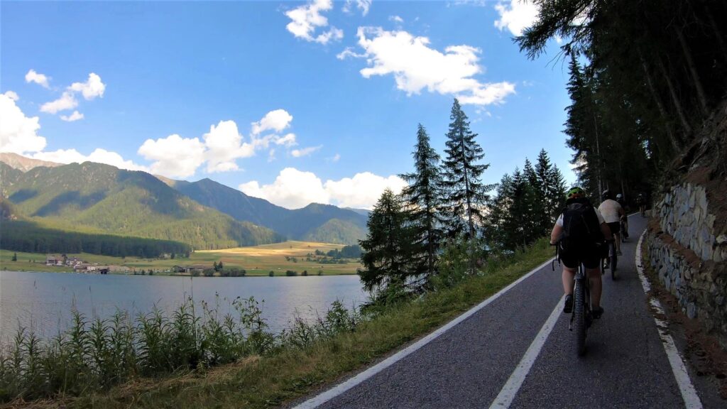 Radweg über dem Haidersee mit Radfahrern