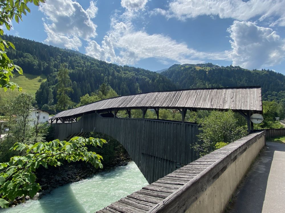 Malerische Holzbrücke über den Inn