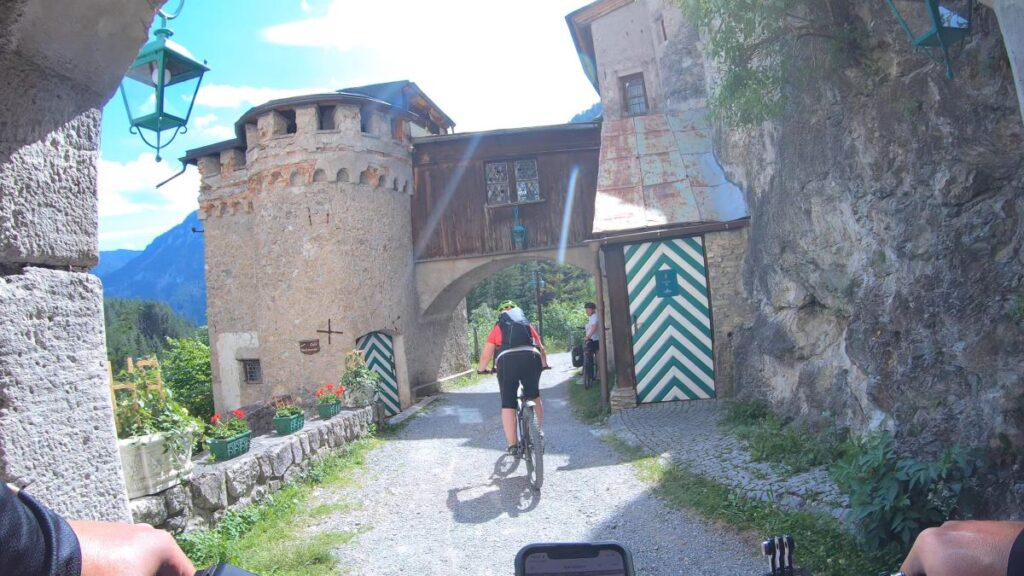 Schloss Fernsteinsee mit Radfahrerin