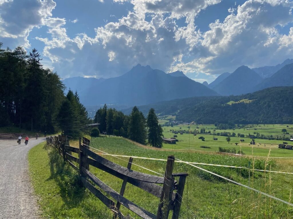 Bergpanorama mit Gruppe Radfahrer in der Nähe von Imst