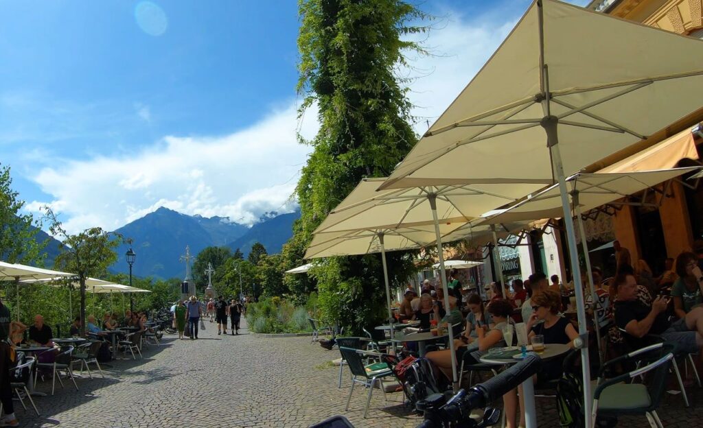 Strassencafé am Passer in Meran