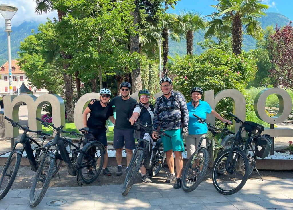 Selfie Gruppe Fahrradfahrer vor Meran-Schriftzug