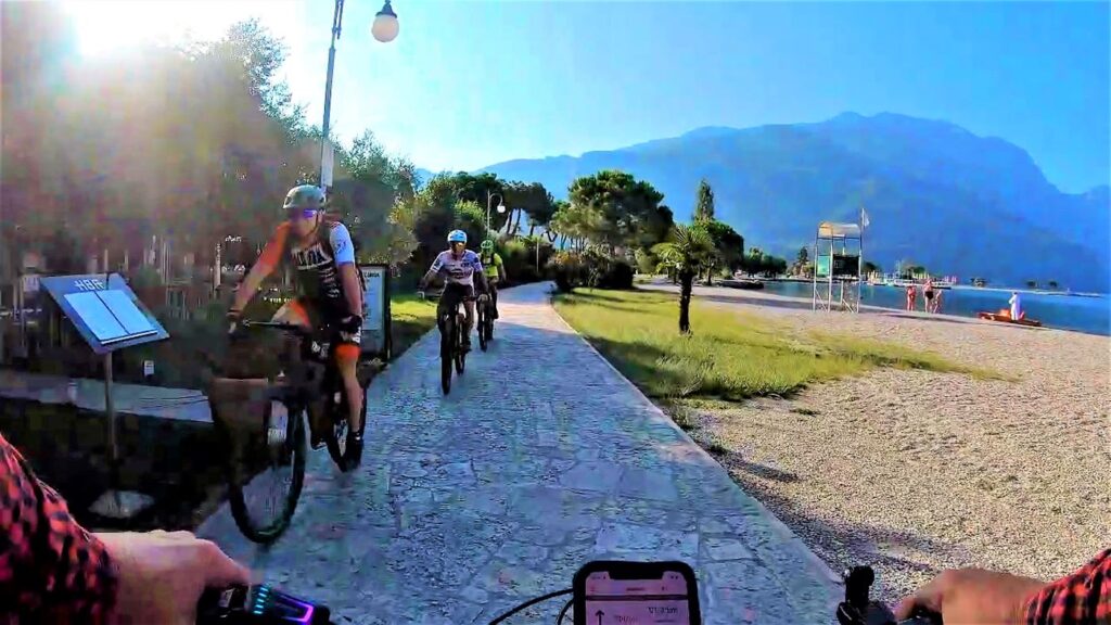 Strandpromenade von Torbole am Gardasee mit Mountainbikern