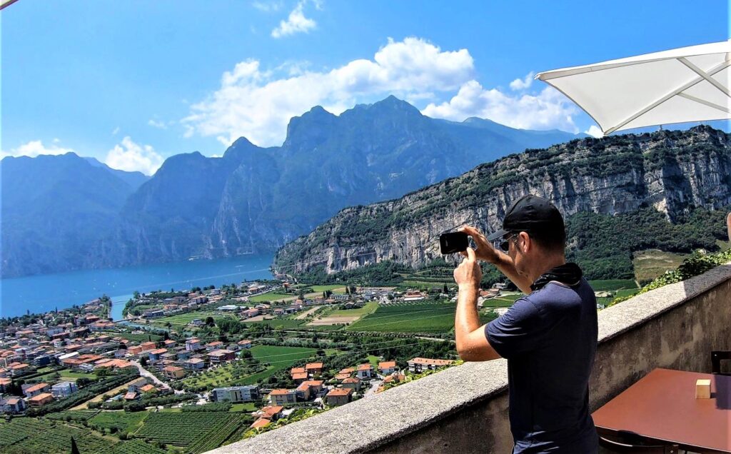 Fotografieren der Aussicht auf den Gardasee