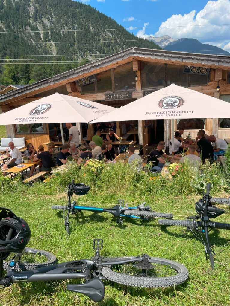 Terrasse einer Hütte mit Fahrrädern in Biberwier