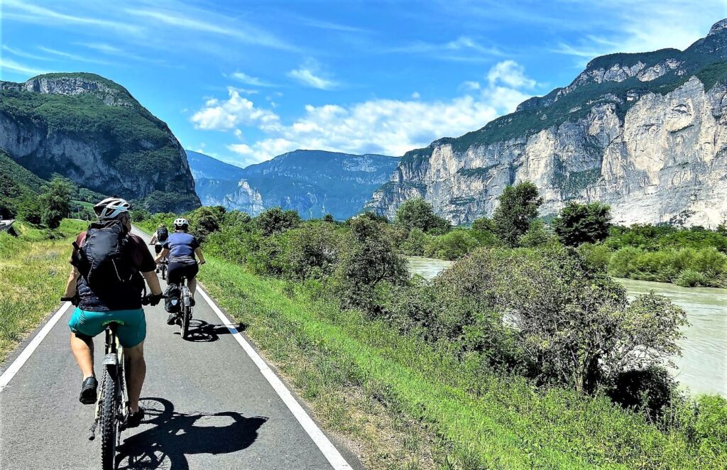 Gruppe Fahrradfahrer in einem Tal