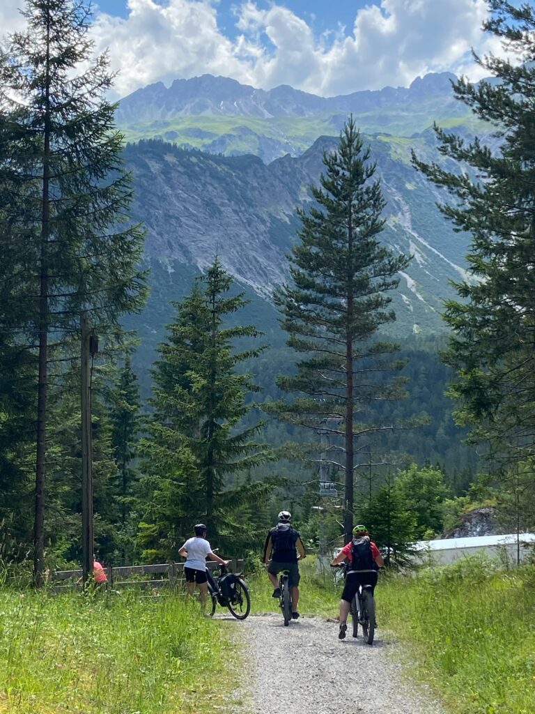 Radfahrer vor Bergpanorama in der Nähe vom Fernpass an der Via CLaudia Augusta
