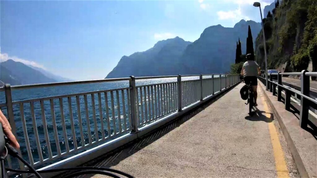 Radweg über dem Gardasee zwischen Torbole und Riva del Garda