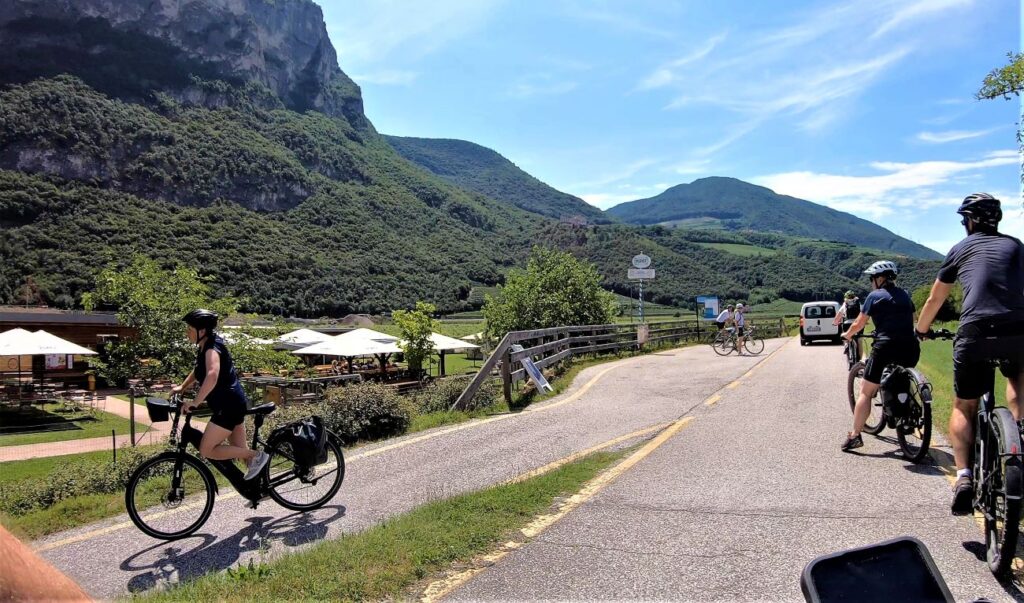 Gruppe Radfahrer biegt in eine Raststätte ab