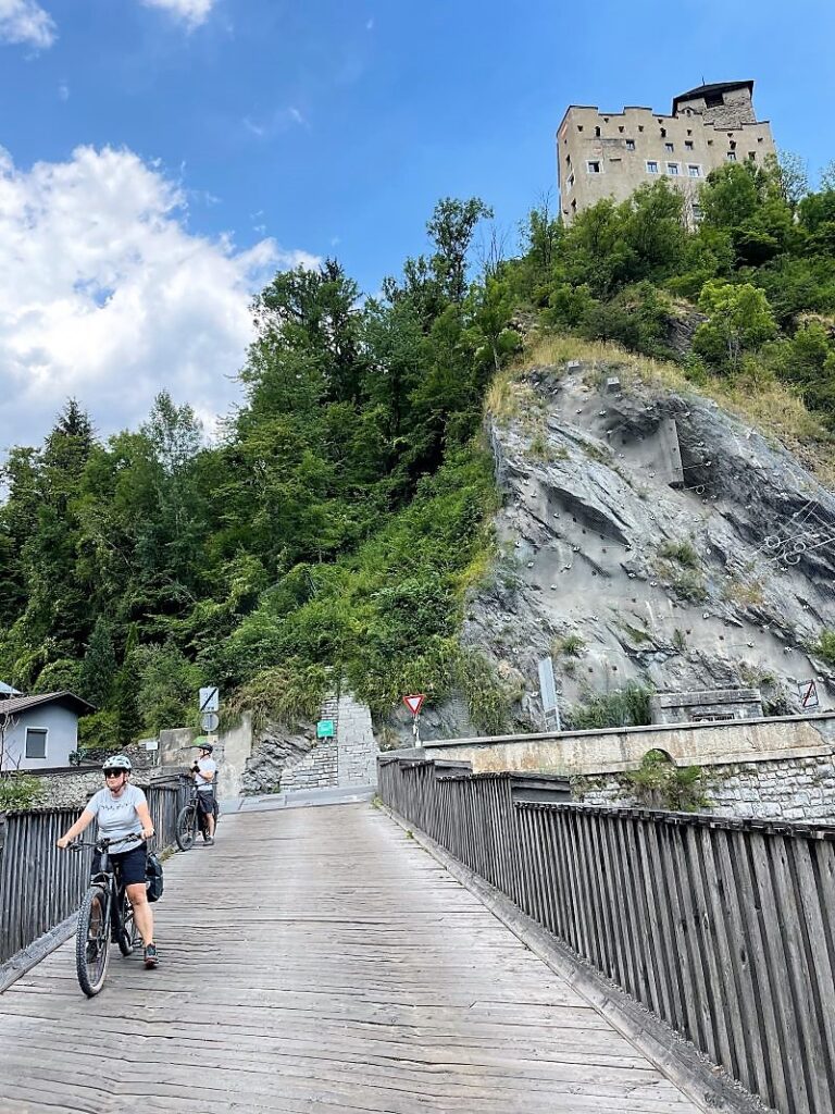 Gruppe Radfahrer auf Brücke vor Schloss Landeck