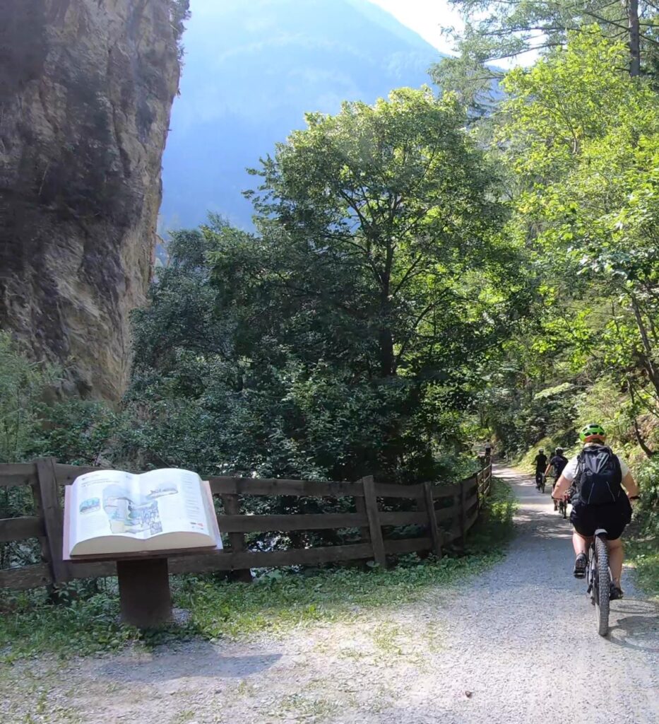 Gruppe Radfahrer fährt in die Finstermünzschlucht am Inn 