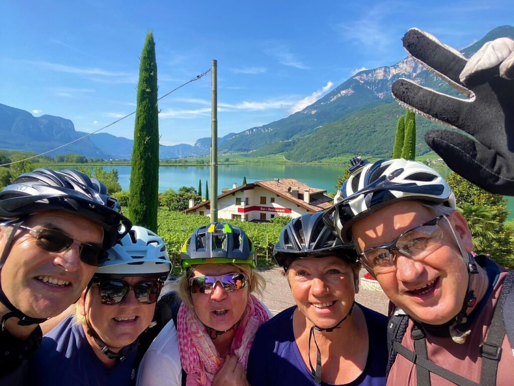 Selfie einer Gruppe Radfahrer vor dem Kalterer See