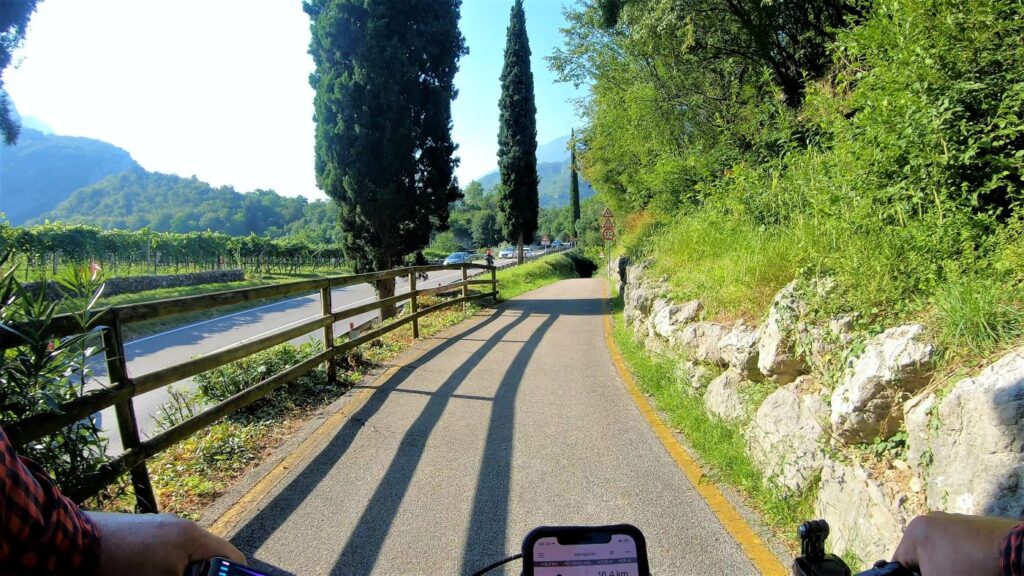 Von der Straße getrennter Radweg zwischen Mori und Torbole am Gardasee
