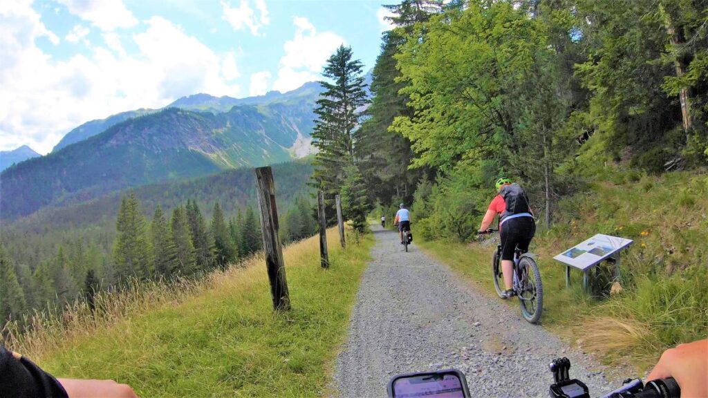 Radfahrer in Berglandschaft in der Nähe vom Fernpass