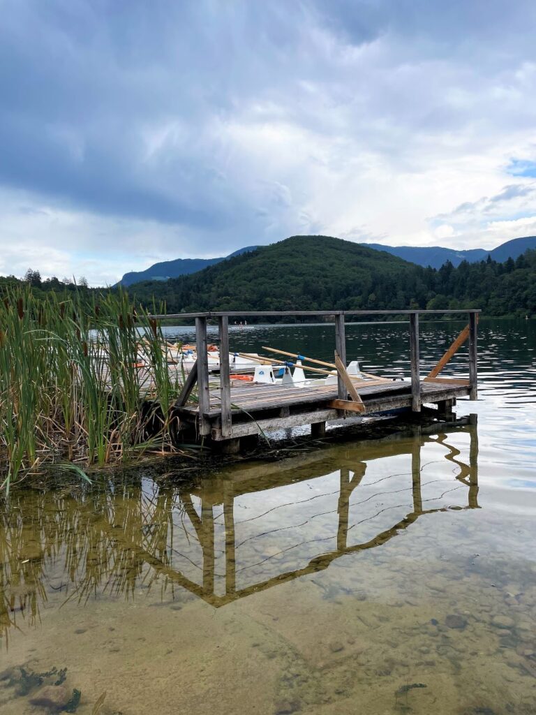 Boote am Steg im Montiggler See